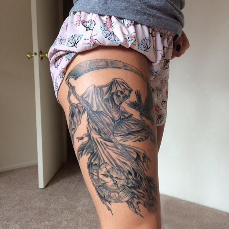 点击大图看下一张：死神镰刀纹身图案 女生大腿上黑色的死神镰刀纹身图片