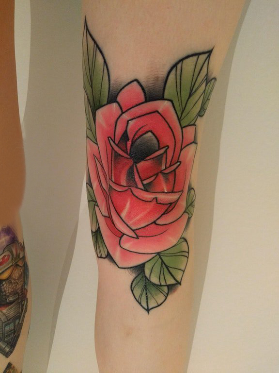 点击大图看下一张：腿部纹身 女生腿部彩色的玫瑰纹身图片