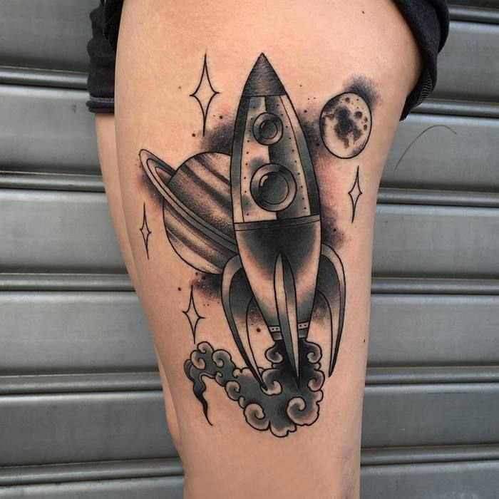 点击大图看下一张：纹身大腿男  男生大腿上星球和火箭纹身图片