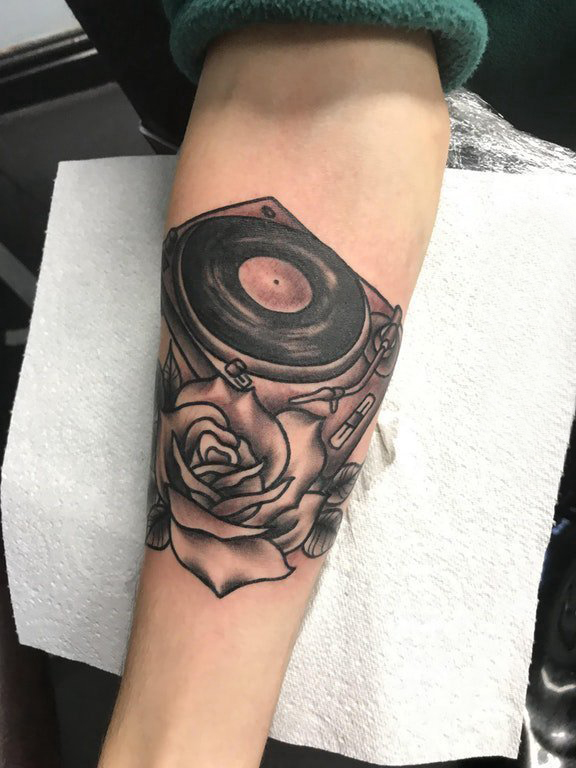 点击大图看下一张：纹身点刺技巧 男生手臂上玫瑰和唱片机纹身图片