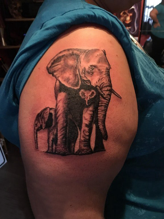 点击大图看下一张：大臂纹身图 女生大臂上黑色的大象纹身图片