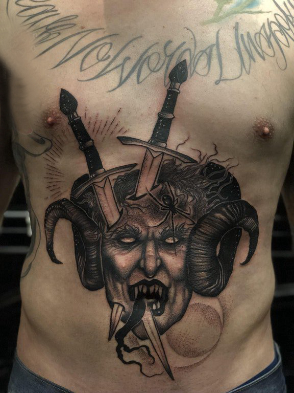 点击大图看下一张：腹部纹身 男生腹部长剑和恶魔纹身图片