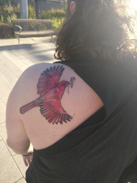 点击大图看下一张：后肩纹身 女生后肩上彩色的小鸟纹身图片