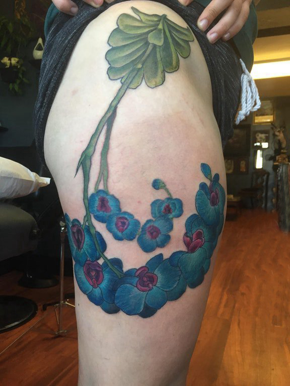 点击大图看下一张：花朵纹身 女生大腿上叶子和花朵纹身图片