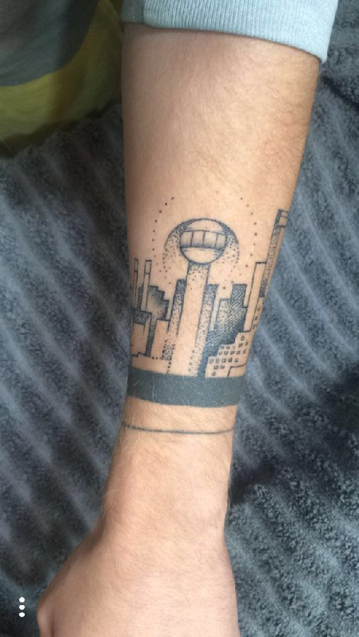 点击大图看下一张：欧美手腕纹身 男生手腕上黑色的建筑物纹身图片