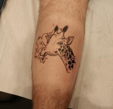 点击大图看下一张：欧美小腿纹身 男生小腿上黑色的长颈鹿纹身图片