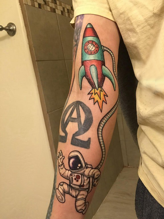 点击大图看下一张：手臂纹身素材 男生手臂上火箭和宇航员纹身图片