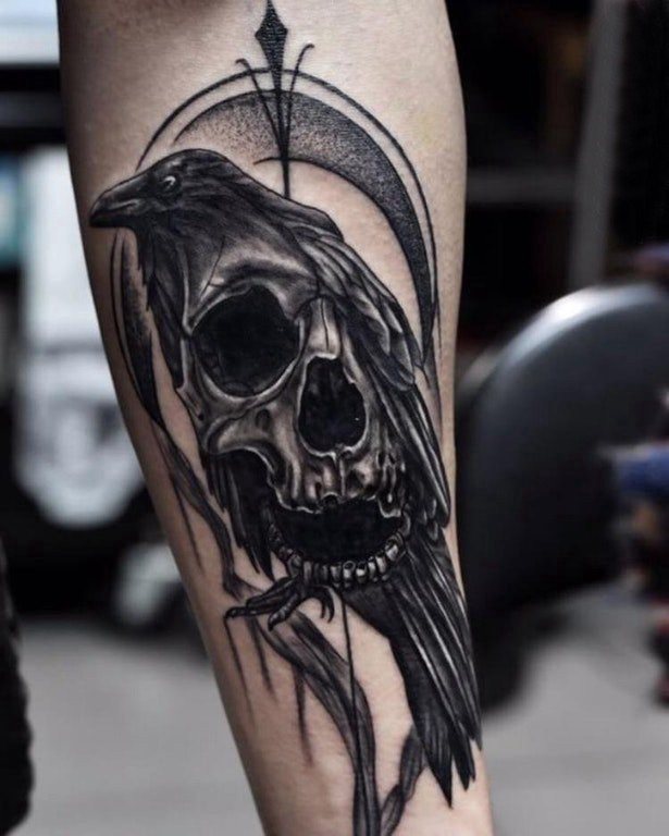 点击大图看下一张：手臂纹身素材 男生手臂上乌鸦和骷髅纹身图片