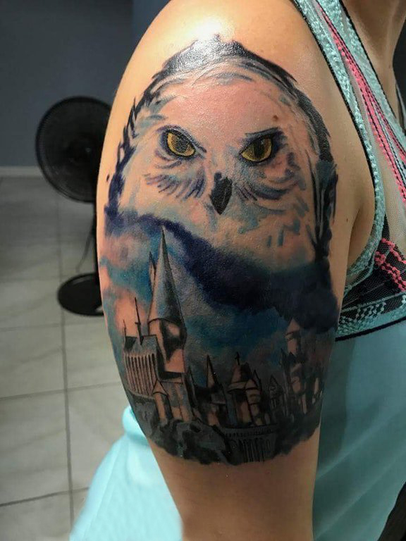 点击大图看下一张：双大臂纹身 女生大臂上建筑物和猫头鹰纹身图片