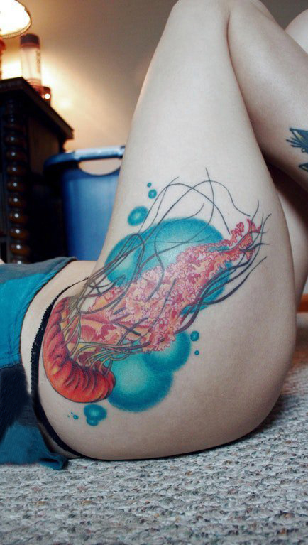 点击大图看下一张：臀部纹身 女生臀部彩色的水母纹身图片
