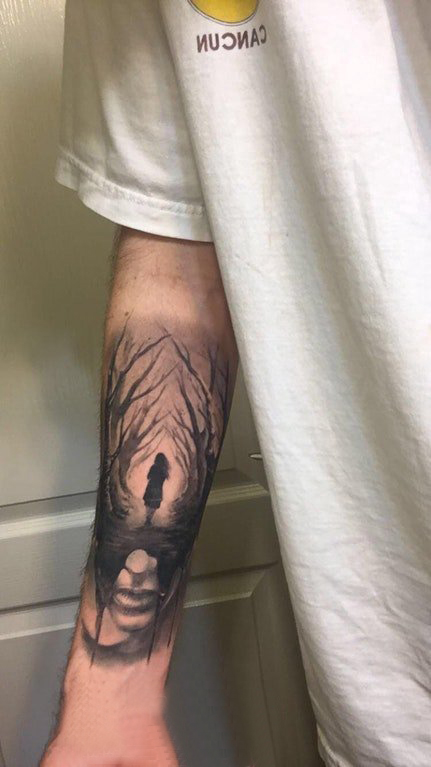 点击大图看下一张：手臂纹身素材 男生手臂上人物和树枝纹身图片