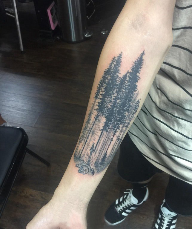 点击大图看下一张：纹身风景 男生手臂上黑色的大树纹身图片