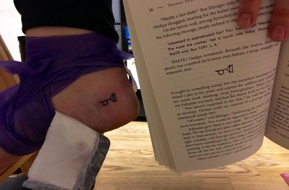 点击大图看下一张：纹身符号 男生脚踝上黑色的符号纹身图片
