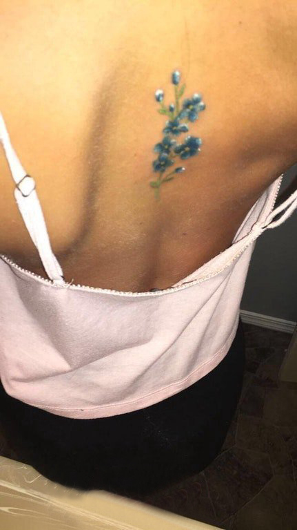 点击大图看下一张：纹身后背女 女生后背上彩色的小清新花朵纹身图片