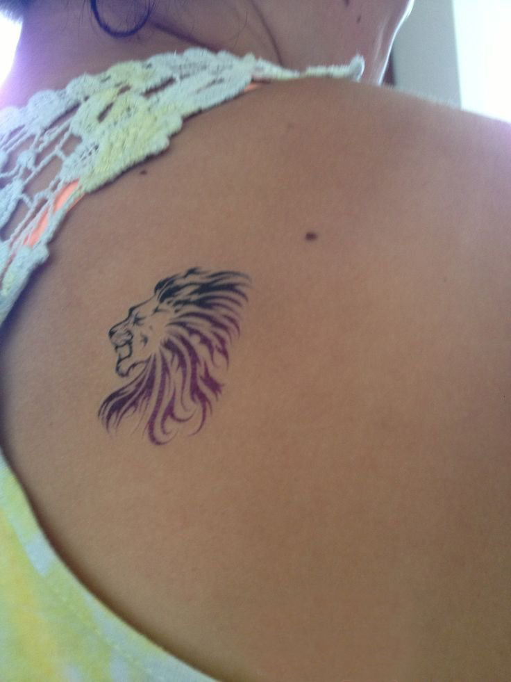 点击大图看下一张：纹身后背女 女生后背上黑色的狮子纹身图片