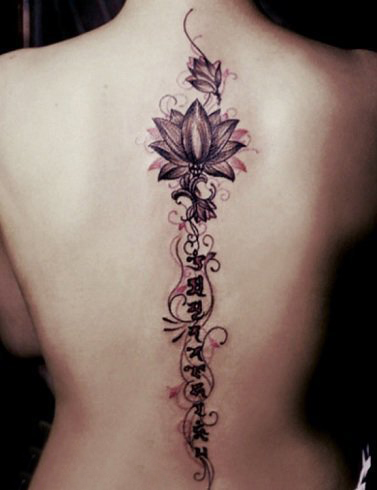 点击大图看下一张：纹身后背女 女生脊柱上梵文和莲花纹身图片