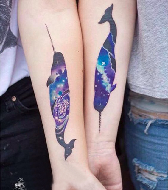 点击大图看下一张：纹身鲸鱼 情侣手臂上彩色的独角鲸纹身图片