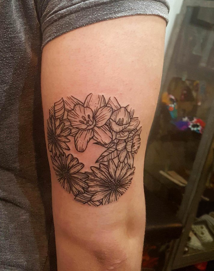 点击大图看下一张：大臂纹身图 男生大臂上黑色的植物花朵纹身图片
