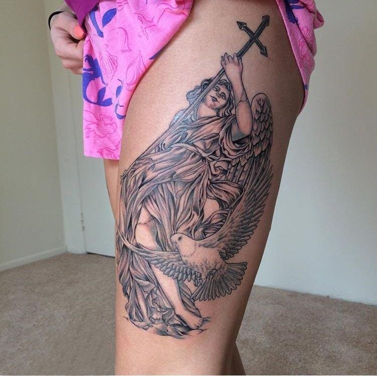 点击大图看下一张：大腿纹身传统 女生大腿上白鸽和人物纹身图片