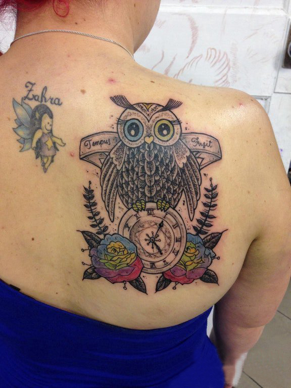 点击大图看下一张：后肩纹身 女生后肩上花朵和猫头鹰纹身图片