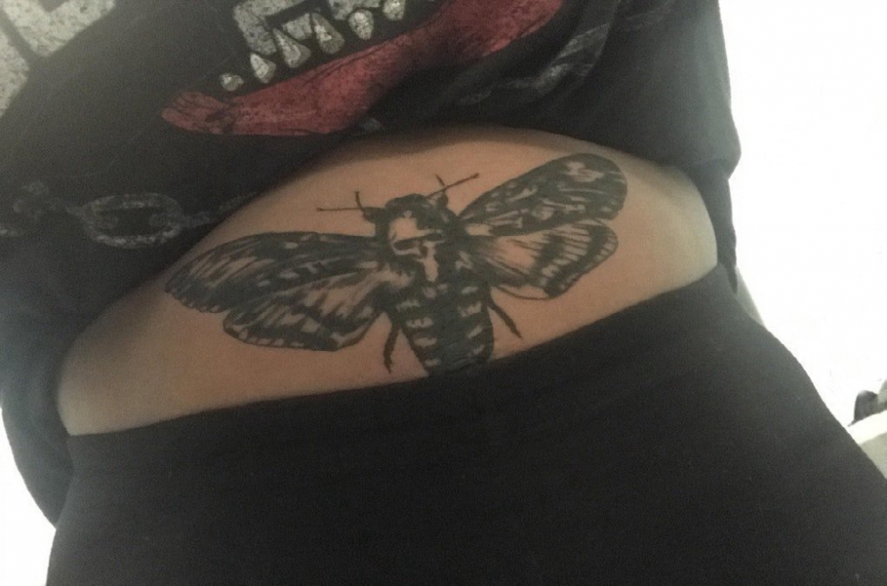 点击大图看下一张：蝴蝶纹身图片 女生腹部蝴蝶纹身图片