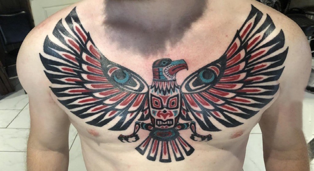 点击大图看下一张：鸟纹身 男生胸部鸟纹身图片