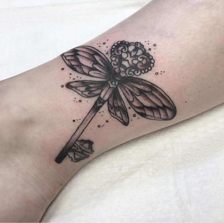 点击大图看下一张：蜻蜓纹身图案 女生小腿上蜻蜓纹身图案
