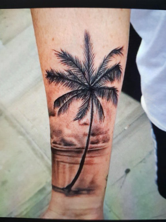 点击大图看下一张：手臂纹身素材 男生手臂上彩色的椰树纹身图片