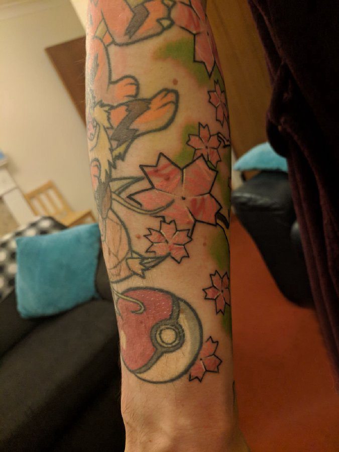 点击大图看下一张：手臂纹身素材 男生手臂上枫叶和精灵球纹身图片