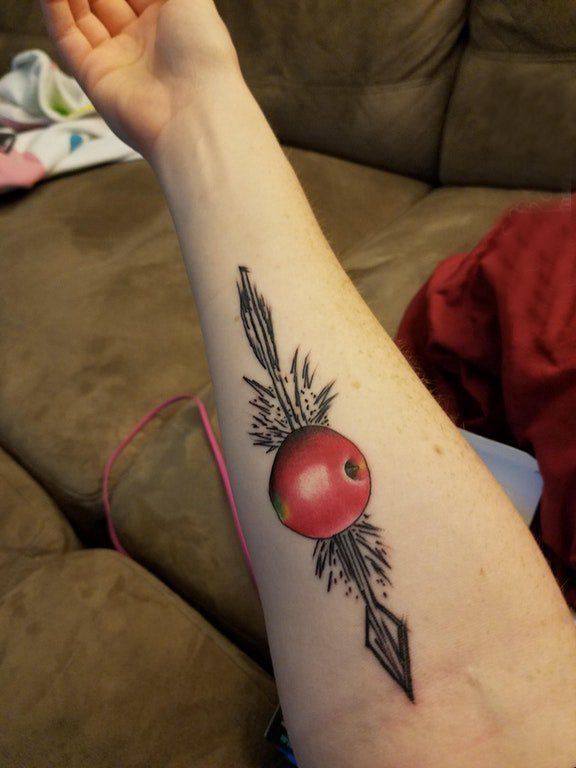 点击大图看下一张：手臂纹身素材 男生手臂上苹果和箭矢纹身图片