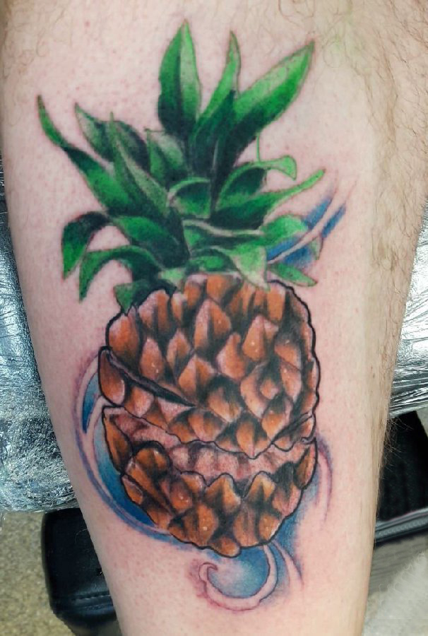 点击大图看下一张：纹身大腿男 男生大腿上彩色的菠萝纹身图片