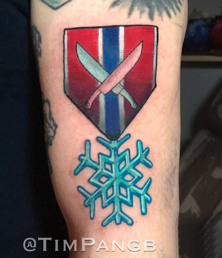 点击大图看下一张：双大臂纹身 男生大臂上雪花和盾牌纹身图片
