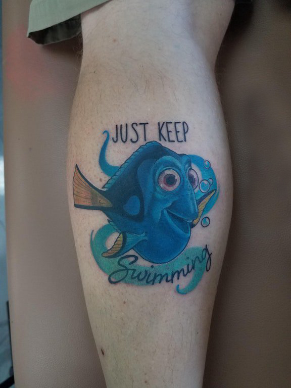 点击大图看下一张：纹身卡通 男生小腿上英文和热带鱼纹身图片