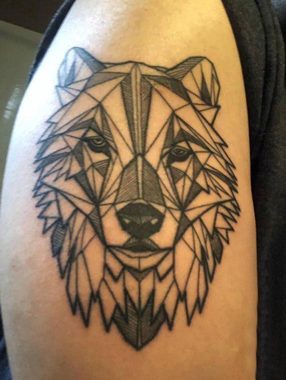 点击大图看下一张：几何动物纹身 男生大臂上黑色的狼头纹身图片