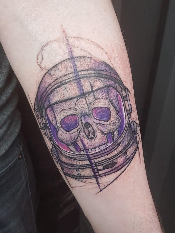 点击大图看下一张：手臂纹身素材 男生手臂上彩色的骷髅宇航员纹身图片