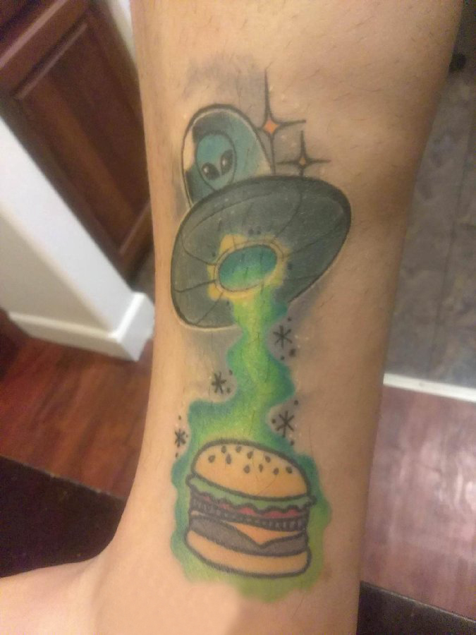 点击大图看下一张：外星人纹身 男生小腿上食物和外星人纹身图片