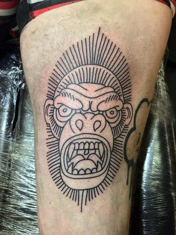 点击大图看下一张：纹身猴子 男生大腿上猴子纹身图片