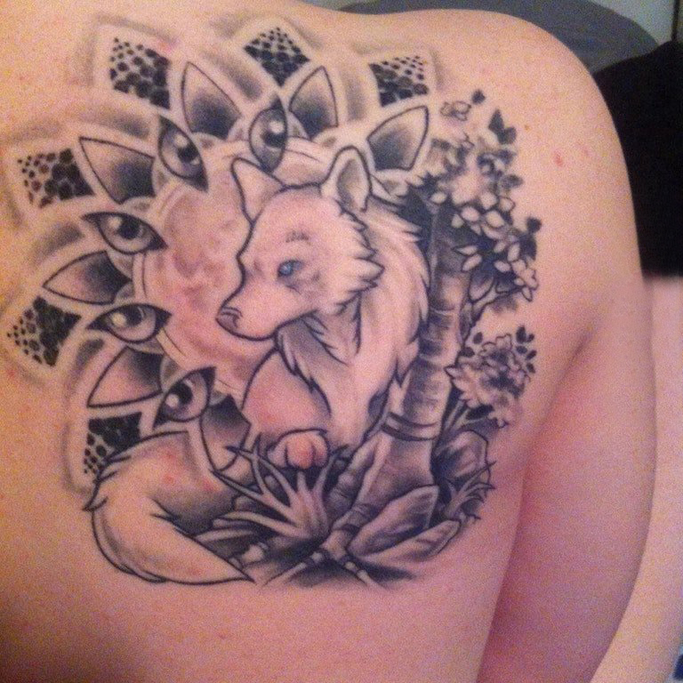 点击大图看下一张：纹身后背女 女生后背上黑色的狐狸纹身图片