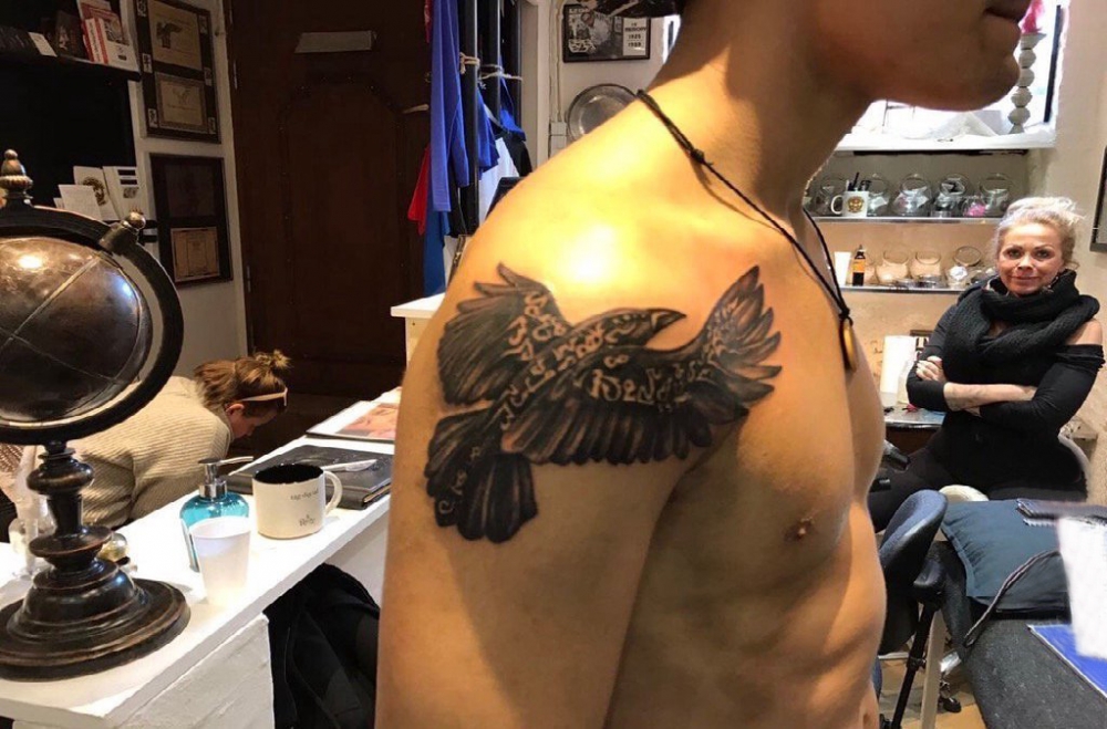 点击大图看下一张：纹身老鹰图案 男生肩部老鹰纹身图案