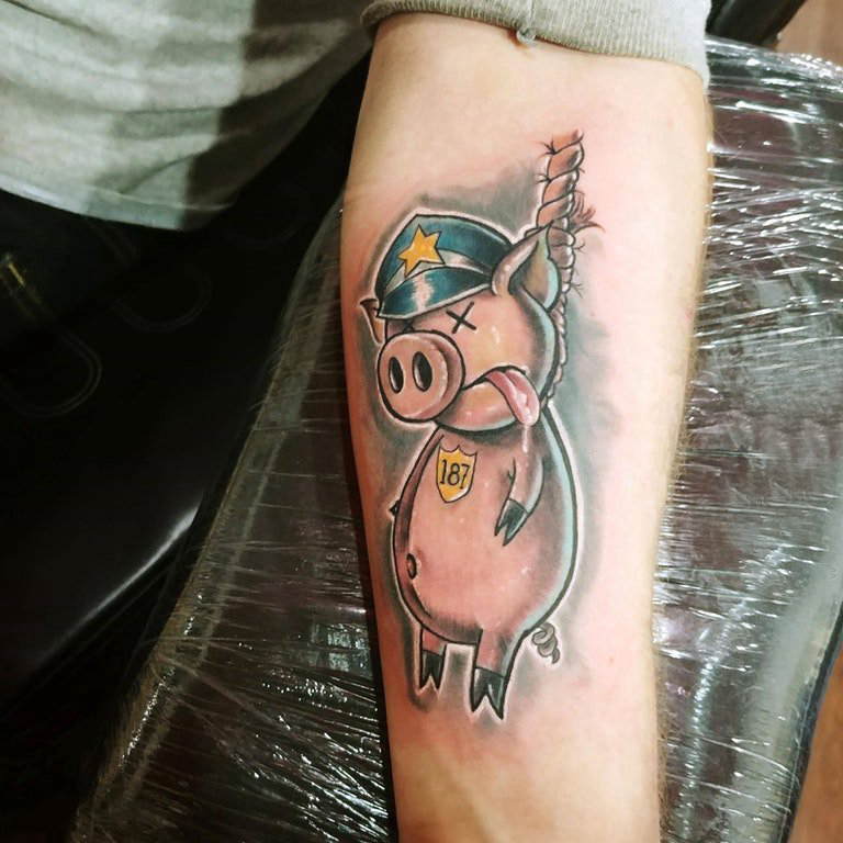 点击大图看下一张：百乐动物纹身 男生手臂上彩色的小猪纹身图片