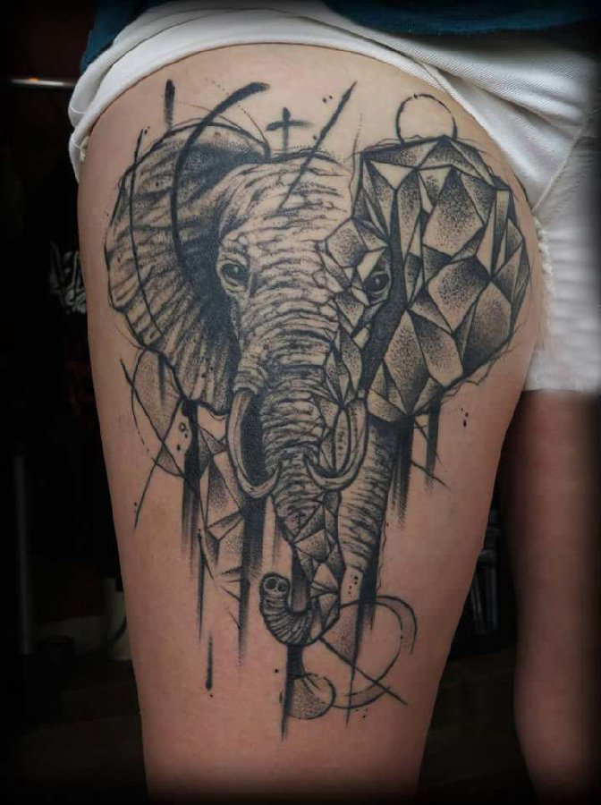 点击大图看下一张：大腿纹身传统 女生大腿上黑色的大象纹身图片