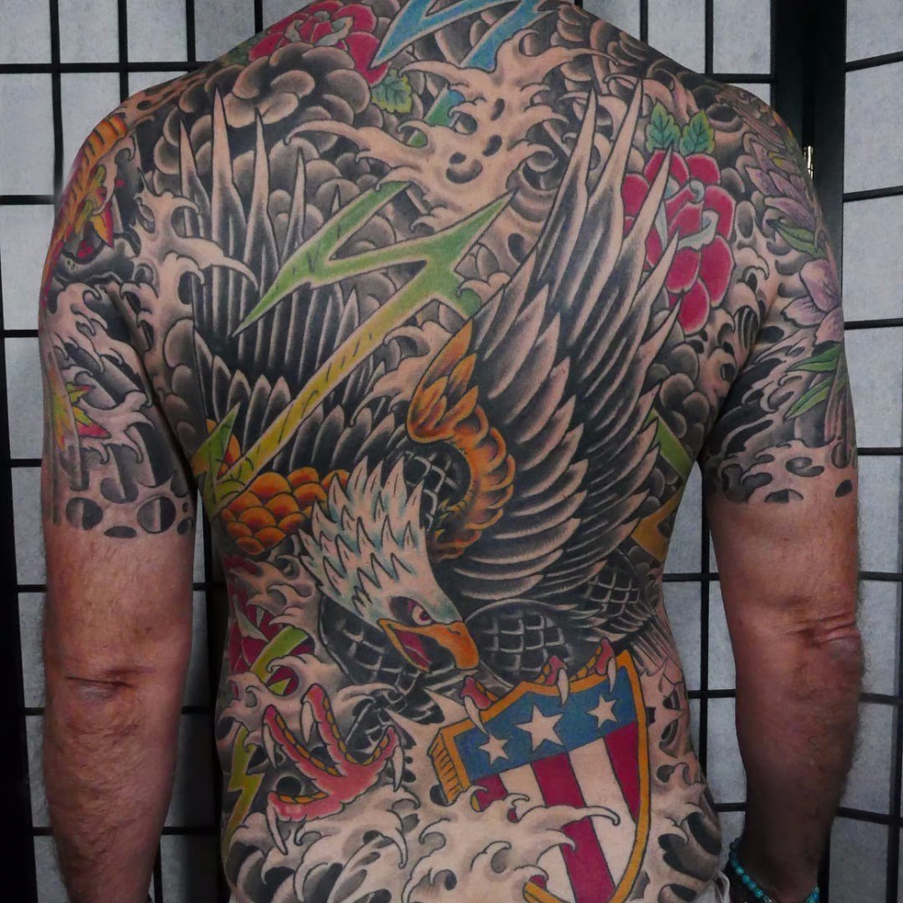 点击大图看下一张：后背纹身男 男生后背上彩色的老鹰纹身图片