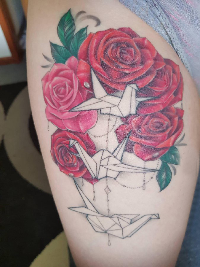 点击大图看下一张：花朵纹身 女生大腿上千纸鹤和玫瑰花纹身图片