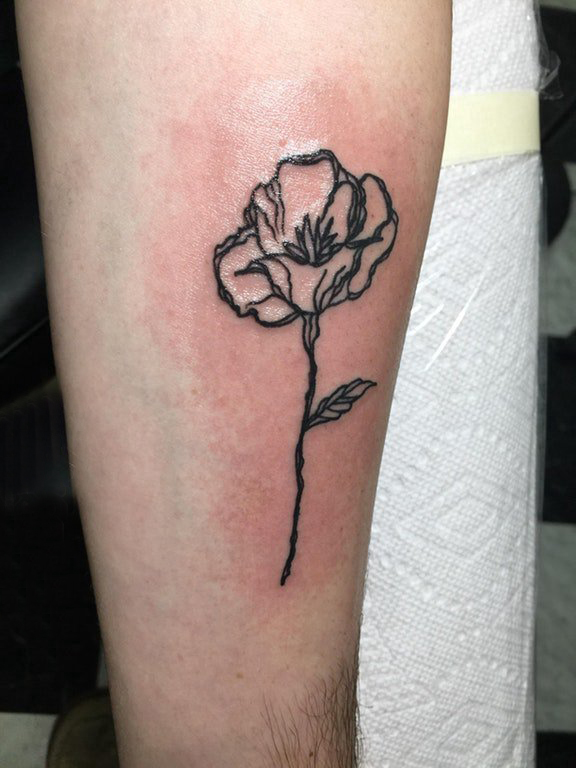 点击大图看下一张：极简线条纹身 男生手臂上黑色的植物花朵纹身图片
