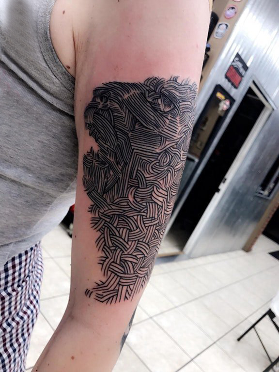 点击大图看下一张：几何动物纹身 女生手臂上几何动物纹身图片