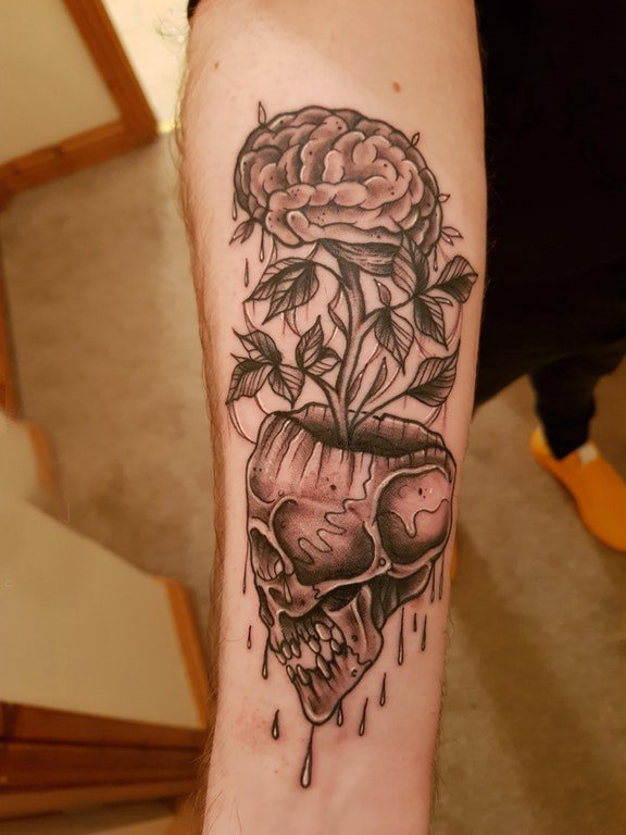 点击大图看下一张：骷髅纹身 男生手臂上大脑和骷髅纹身图片