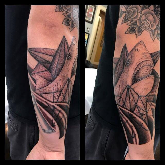 点击大图看下一张：鲨鱼纹身图 男生手臂上鲨鱼纹身图片