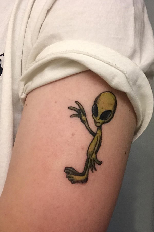 点击大图看下一张：手臂纹身素材 男生手臂上彩色的外星人纹身图片
