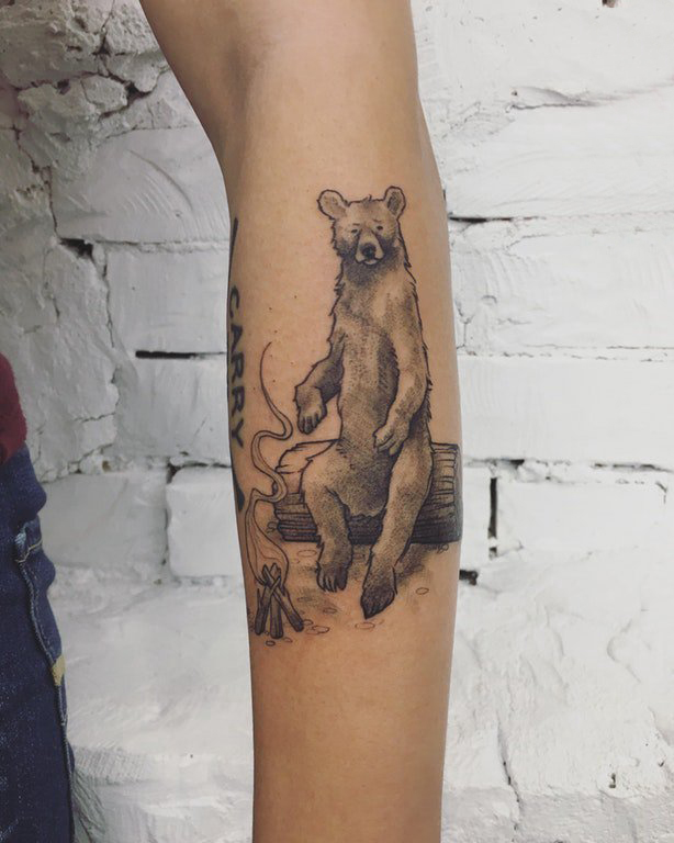 点击大图看下一张：手臂纹身素材 男生手臂上黑色的卡通小熊纹身图片