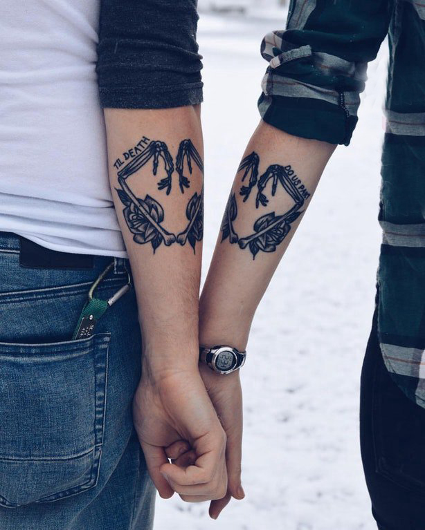 点击大图看下一张：手臂纹身素材 情侣手臂上花朵和心形纹身图片